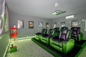 Area soggiorno di Luxury 8-BR Villa w Pool Soccer - 20 Guests