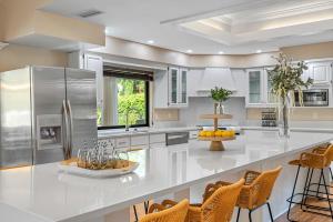 Cucina o angolo cottura di Luxury 8-BR Villa w Pool Soccer - 20 Guests
