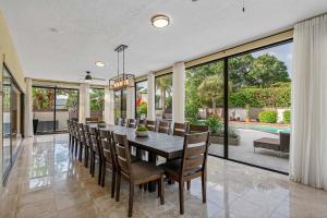 una sala da pranzo con tavolo e sedie di Luxury 8-BR Villa w Pool Soccer - 20 Guests a Largo