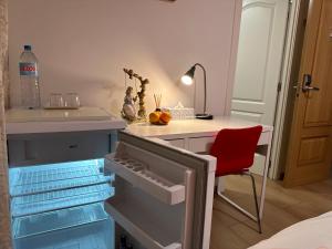 a kitchen with an open refrigerator with a red chair at Mirador 2 del mercado central habitación con baño privado in Valencia