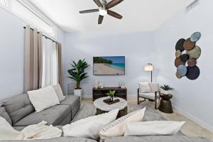 Sjónvarps- og/eða afþreyingartæki á 4BR Intracoastal Retreat with Pool Games & More