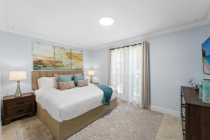 Rúm í herbergi á 4BR Intracoastal Retreat with Pool Games & More