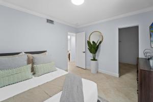 Rúm í herbergi á 4BR Intracoastal Retreat with Pool Games & More