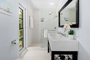 Baðherbergi á 4BR Intracoastal Retreat with Pool Games & More