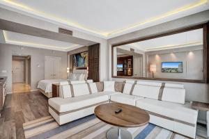 Setusvæði á Luxury Beachfront Studio with Daily Cleaning
