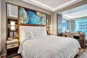 Rúm í herbergi á Luxury Beachfront Studio with Daily Cleaning