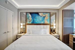 Rúm í herbergi á Luxury Beachfront Studio with Daily Cleaning