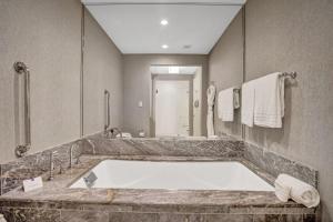 Baðherbergi á Luxury Beachfront Studio with Daily Cleaning