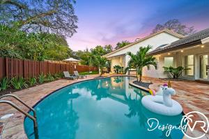 ハリウッドにあるCharming 9BR New-Build Home w Heated Pool & Gamesのギャラリーの写真
