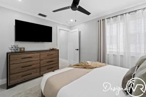 ハリウッドにあるCharming 9BR New-Build Home w Heated Pool & Gamesのギャラリーの写真