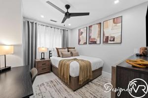ハリウッドにあるCharming 9BR New-Build Home w Heated Pool & Gamesのギャラリーの写真