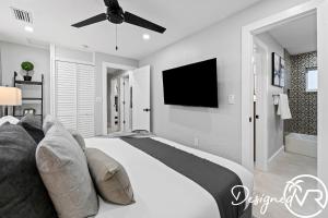 ハリウッドにあるCharming 9BR New-Build Home w Heated Pool & Gamesのギャラリーの写真