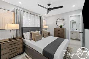 ハリウッドにあるCharming 9BR New-Build Home w Heated Pool & Gamesのギャラリーの写真