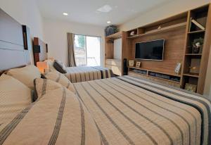 Habitación de hotel con 2 camas y TV de pantalla plana. en Luxury home at Juriquilla, 4 bedrooms Queretaro, en Querétaro