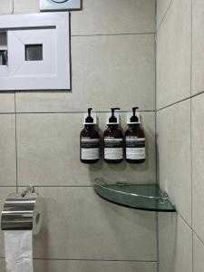 首爾的住宿－Gongdeok Stay，浴室架子上三瓶除臭剂