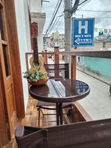 einen Tisch und eine Gitarre auf einem Balkon in der Unterkunft Inca´s Suite in Los Baños del Inca