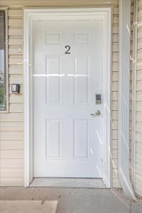 białe drzwi z numerem w obiekcie King Bed Modern Studio Apartment w mieście Huntsville