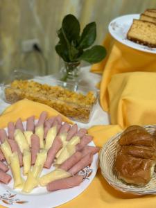 un tavolo ricoperto di piatti di formaggio e pane di HOSTAL LAS GARZAS a Talara