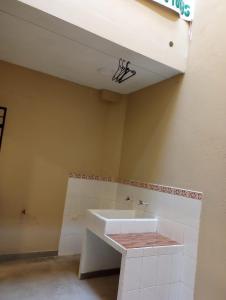 baño con lavabo blanco en una habitación en Orizaba Suites, en Río Blanco