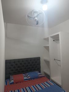 Giường trong phòng chung tại APTO AMOBLADO CERCA A PLAZA ALFONSO LOPEZ
