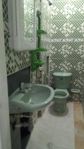 Phòng tắm tại APTO AMOBLADO CERCA A PLAZA ALFONSO LOPEZ