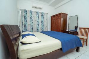 1 dormitorio con cama, tocador y espejo en GLYSM Tambun Stay "Pura Vida" en Tambun