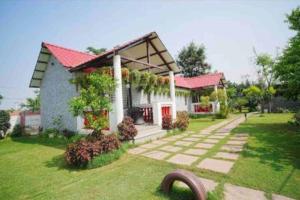 Κήπος έξω από το Achal farm जंगल में मंगल
