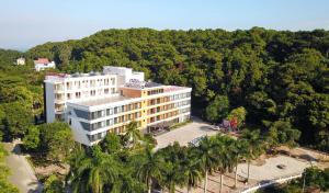 una vista aérea de un edificio con palmeras en Hanvet Hotel Do Son en Ðố Sơn