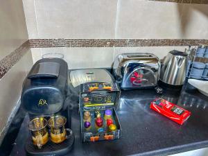 - un comptoir avec une cafetière sur le comptoir dans l'établissement Luxury LovelyStay - View & proximity to TGV and Corniche, à Tanger