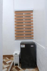 Pokój z toaletą i oknem w obiekcie Dani's House Pod Coron w mieście Coron