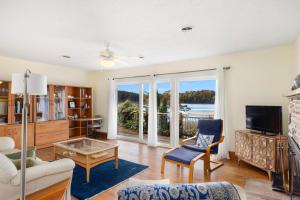 sala de estar con vistas al océano en 3BR Boone Lakefront home en Piney Flats