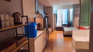 een kamer met een keuken en een woonkamer bij Bright Comfy Room w/WiFi near Makati/Manila/Philippines in Manilla