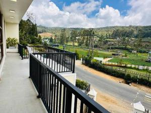 un balcón de una casa con vistas a la carretera en Bloomingdale Bungalows - Nuwaraeliya en Nuwara Eliya