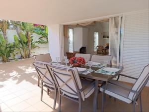 comedor con mesa y sillas en Villa 81 amazing villa in a fantastic location on Oura Beach Albufeira, en Albufeira