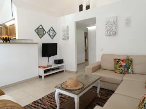 sala de estar con sofá y mesa en Villa 81 amazing villa in a fantastic location on Oura Beach Albufeira, en Albufeira