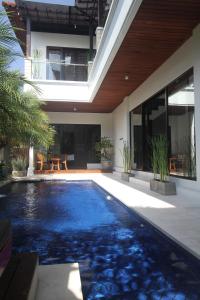 בריכת השחייה שנמצאת ב-Kedis Bali Villa או באזור