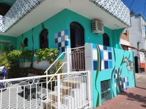 un edificio con un murale sul lato di Residencialpinheiro (apto 2) a Porto De Galinhas