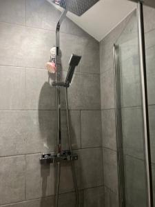 eine Dusche mit Duschkopf im Bad in der Unterkunft Spencer bridge by AFL in Northampton