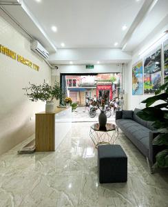 een woonkamer met een bank en een tafel bij Hanoi Oriental Viewl Hotel in Hanoi