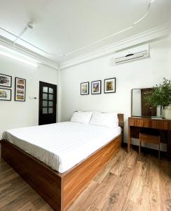 um quarto com uma cama grande e uma televisão em Hanoi Oriental Viewl Hotel em Hanói