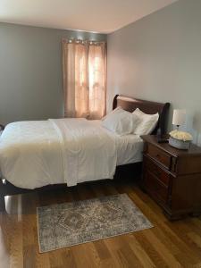 ein Schlafzimmer mit einem Bett, einer Kommode und einem Fenster in der Unterkunft Haus Serenity in Hollis