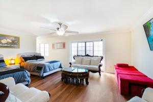 ラスベガスにあるMansion That Has It Allのソファ、ベッド、テーブルのあるリビングルーム +35枚の写真