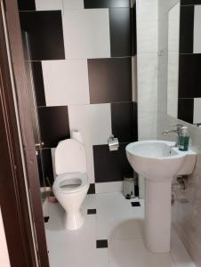 Imagen de la galería de Two Lions Hotel, en Tiflis