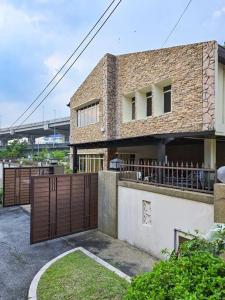 um edifício de tijolos com um portão em frente em KL Secret Karaoke Private Pool Villa em Ampang