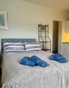 Una cama con almohadas azules encima. en Casa del Vika en Halden