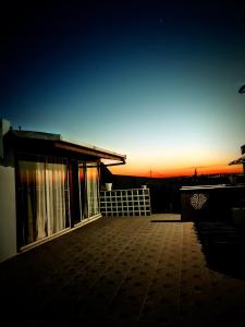 einen Sonnenuntergang auf dem Dach eines Hauses in der Unterkunft Maison de campagne à 20mn du centre ville Tunis in Mornag