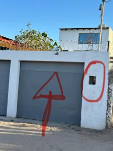 une porte de garage avec une flèche et un panneau sur celle-ci dans l'établissement Recámara para bajitos, à San Luis Río Colorado