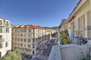 Blick auf eine Stadtstraße mit Gebäuden in der Unterkunft Bright apartment in the Heart of Nice in Nizza