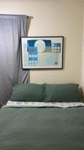 una cama con una foto en la pared encima en Stay with Light en Ipswich