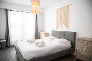 1 dormitorio con 1 cama con sábanas y almohadas blancas en Spacious Apt between Garibaldi and Riquier, en Niza